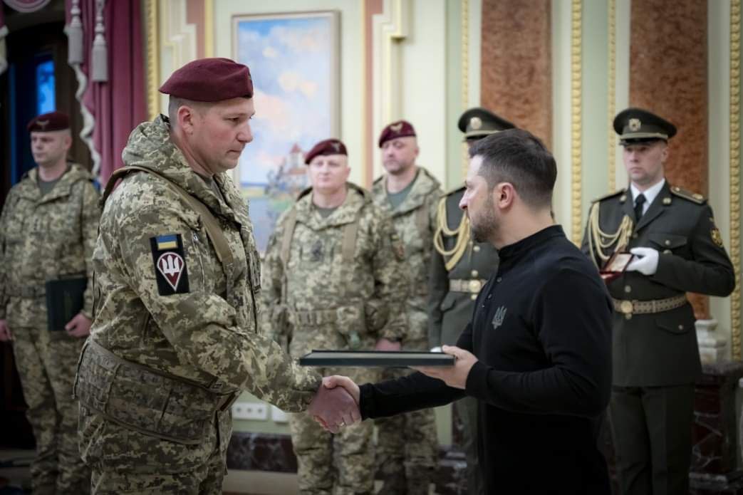 Президент вручив «Хрест бойових заслуг» командиру десантників, які громлять ворога в Білогорівці