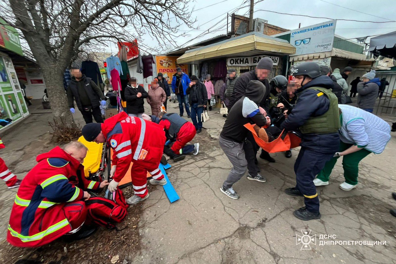 Росіяни атакували ринок у Нікополі: шестеро постраждалих, троє у важкому стані