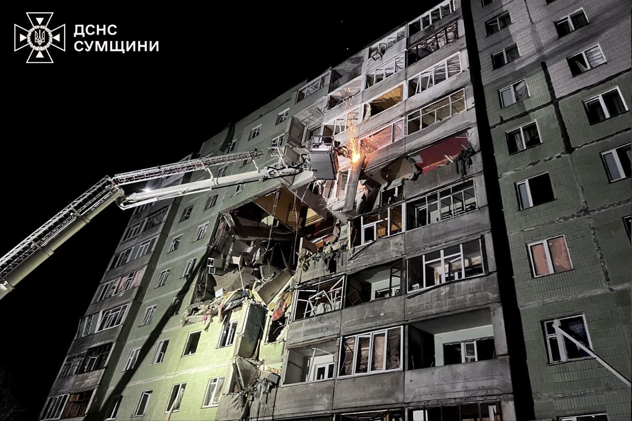 Російський «Шахед» влучив у багатоповерхівку в Сумах: четверо загиблих, дев’ятеро поранених