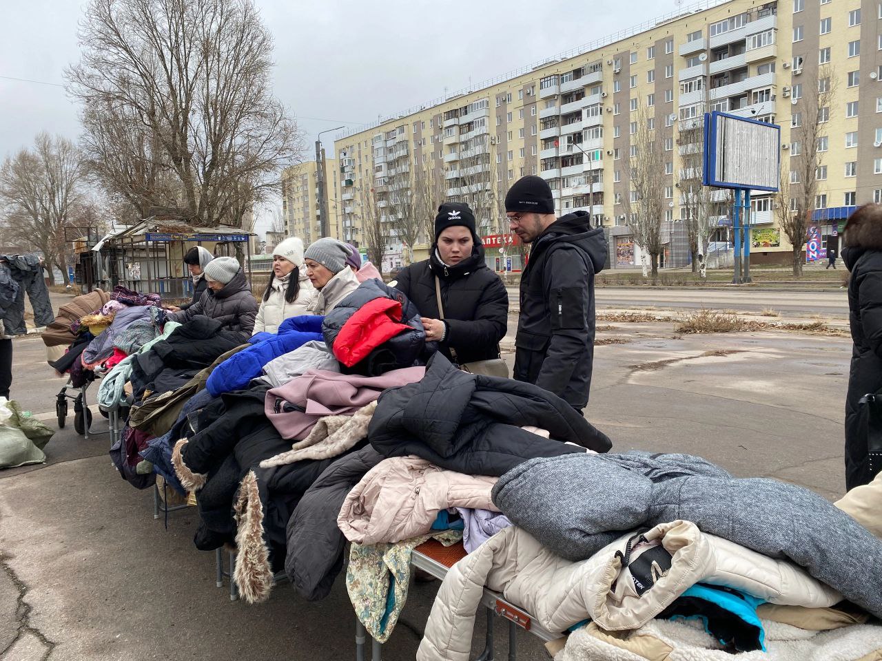 На фото «гуманітарки» від окупантів мешканці Сіверськодонецька ідентифікують власні речі