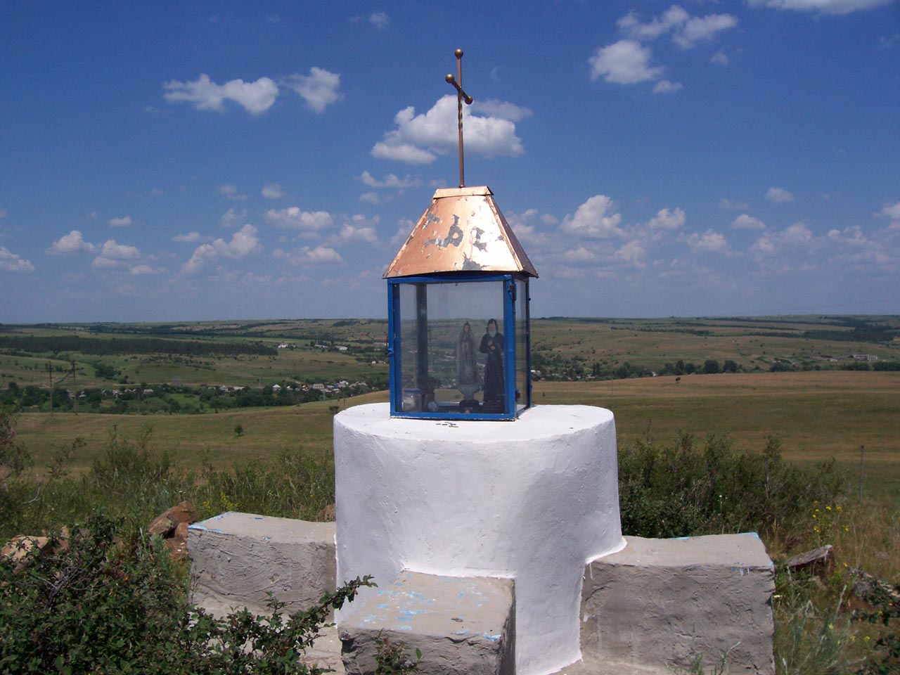 Католицька капличка Трохи далі від храму. 2010 рік. Фото: Михайло Бублик