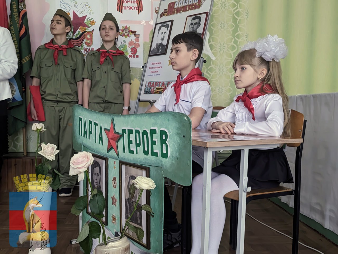 Окупанти відкрили у Лисичанську чергову «парту героя» на честь радянських військових