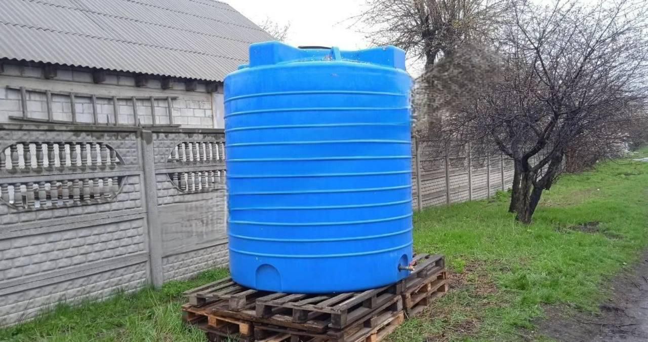 Пластик замість водогону: у Донецьку встановили 266 ємностей через критичну нестачу води