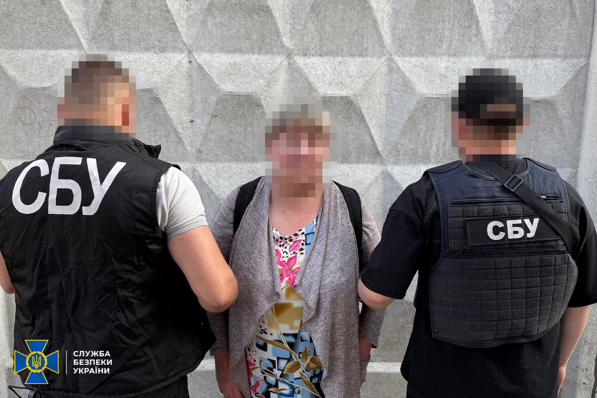 На Хмельниччині СБУ затримала агентку ФСБ, яка коригувала удари та готувала вибухівку для терактів