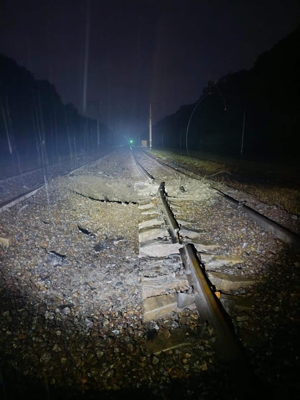 Росія атакувала залізницю на Чернігівщині – пошкоджено вантажний потяг і енергооб’єкт