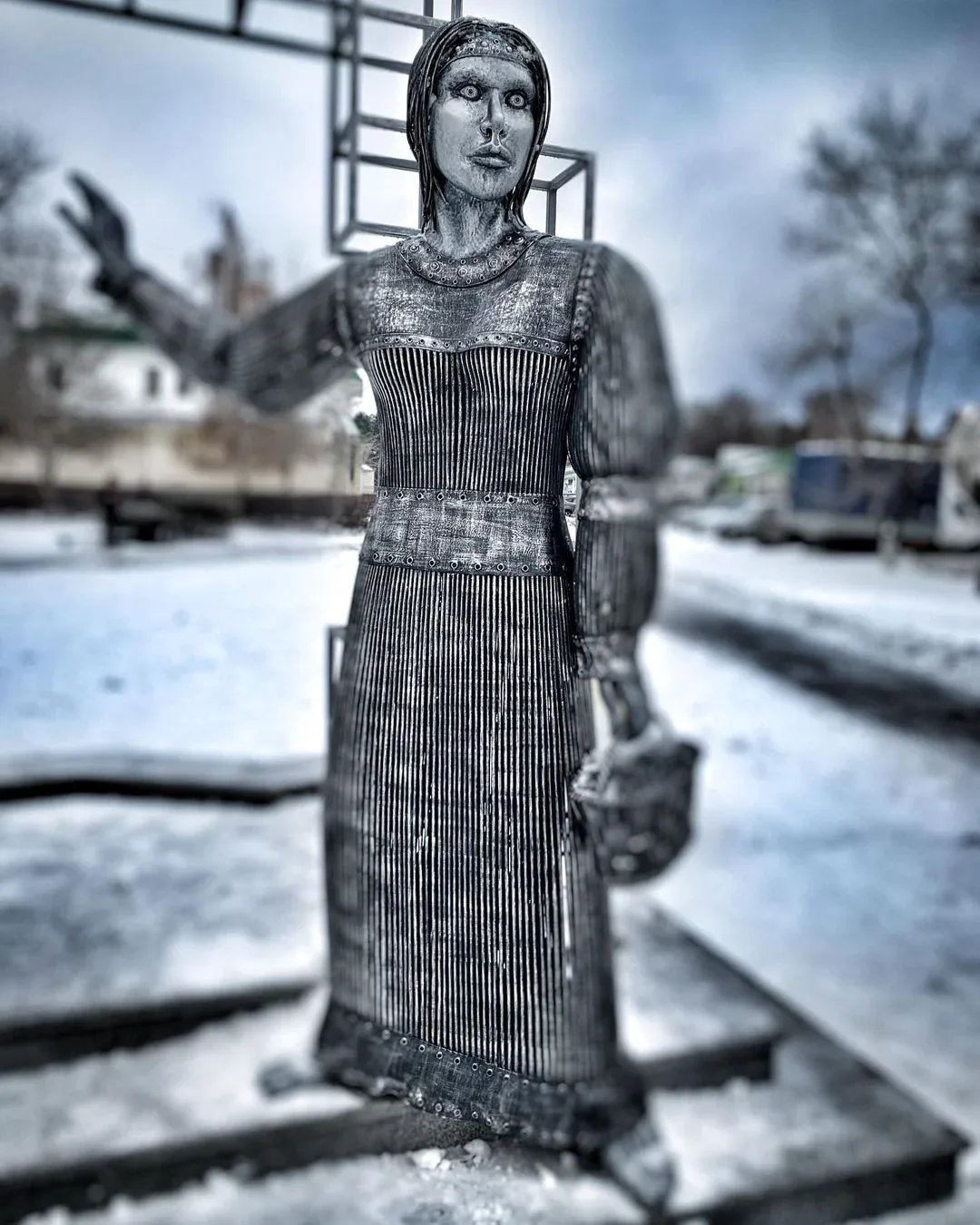 У РФ пам’ятник «родині солдата СВО» спричинив хвилю насмішок через химерний дизайн