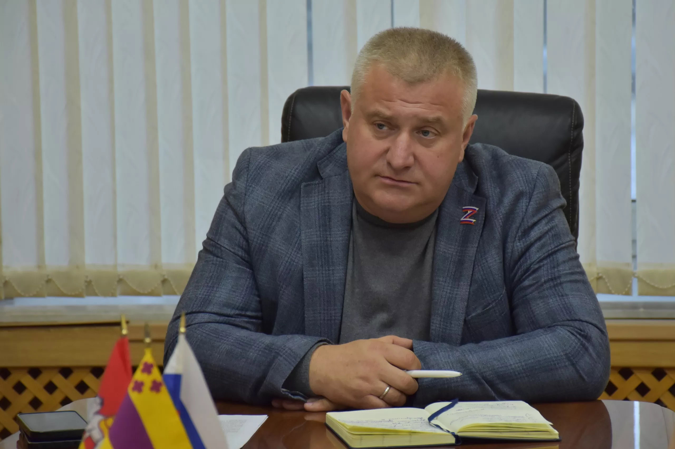 У РФ пам’ятник «родині солдата СВО» спричинив хвилю насмішок через химерний дизайн