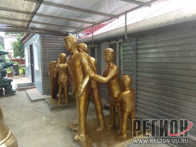 У РФ пам’ятник «родині солдата СВО» спричинив хвилю насмішок через химерний дизайн