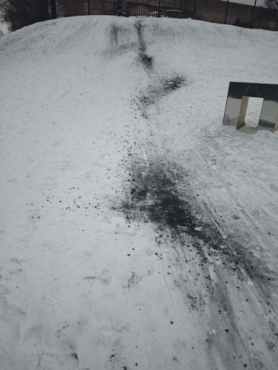 В окупованому Алчевську дітям заборонили кататися з гірки, засипавши схили вугіллям