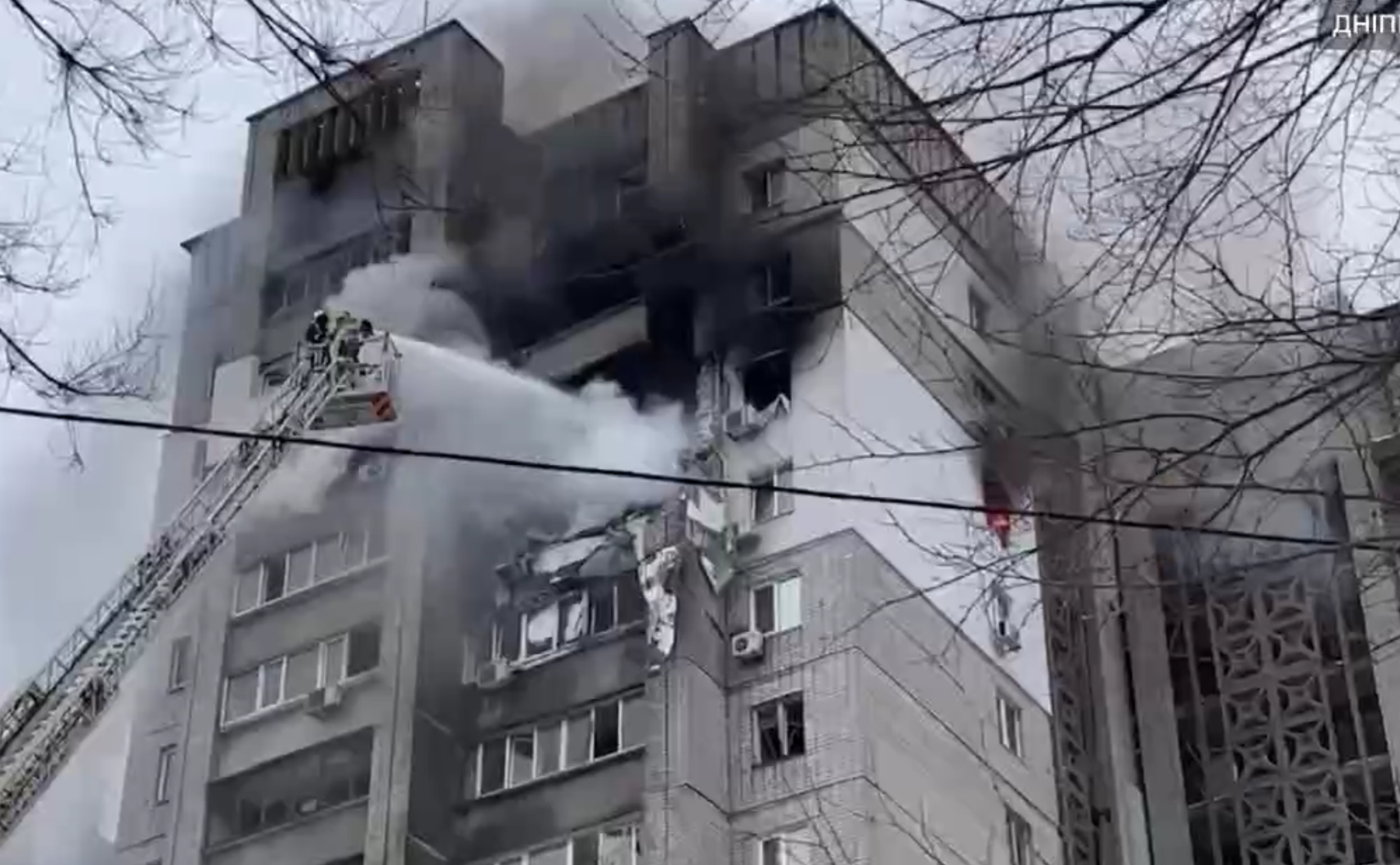 В Дніпрі дрон влучив у житловий будинок, горять дві квартири