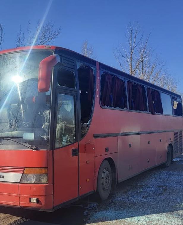 Російський дрон атакував рейсовий автобус на Харківщині – є загиблі та поранені