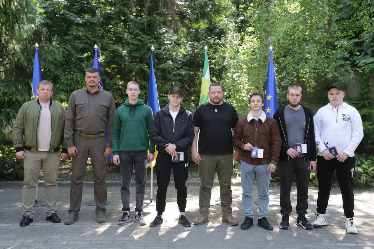 П’ятьом демобілізованим строковикам вручив Знаки Пошани «Захиснику Луганщини»