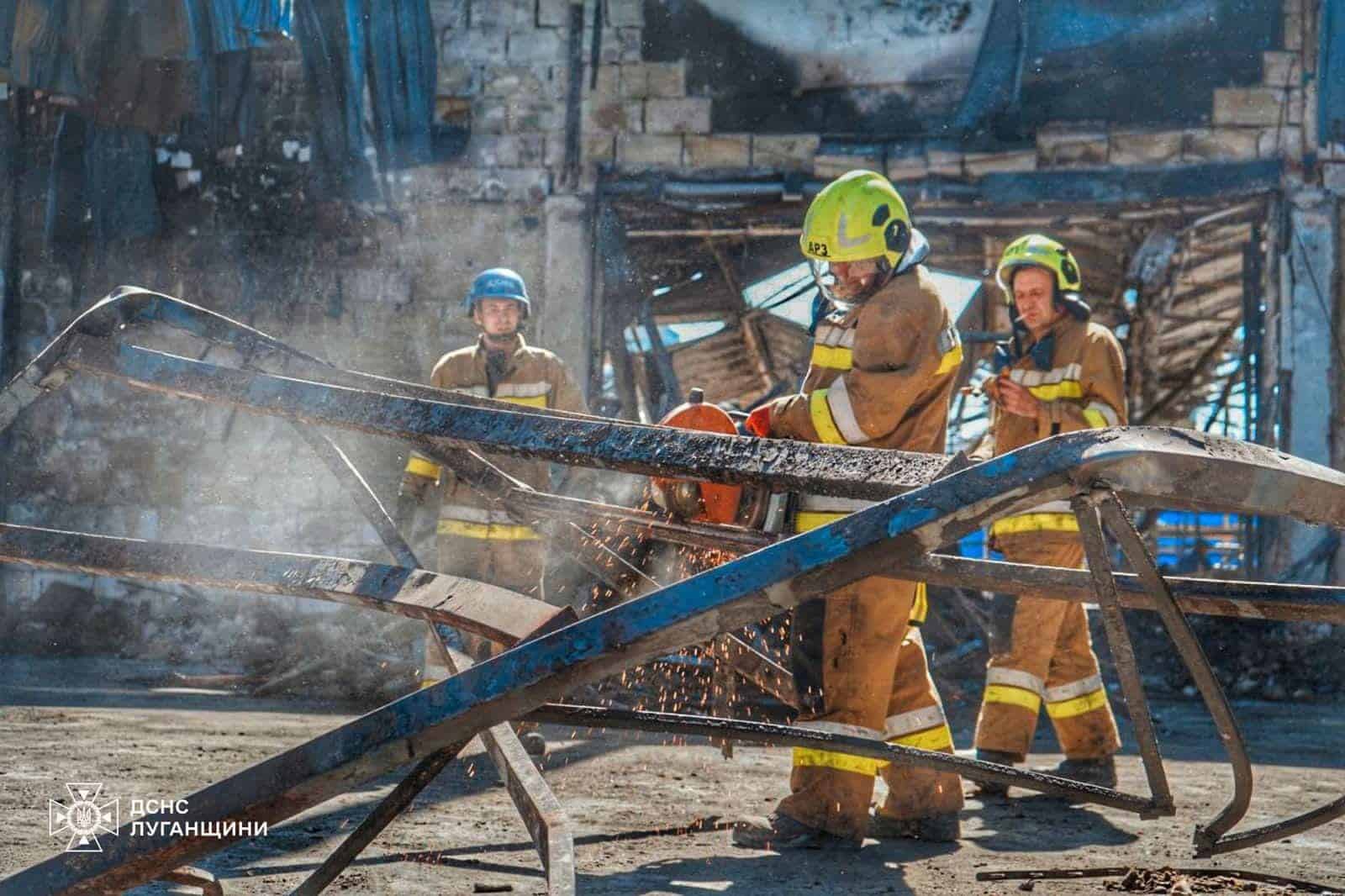 Луганські рятувальники допомагають розбирати завали Епіцентру у Харкові